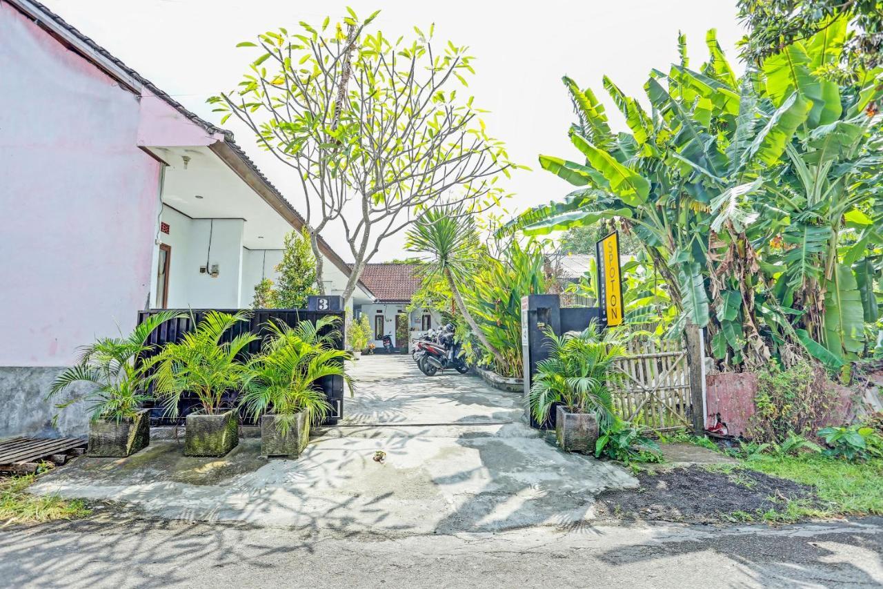 ホテル Spot On 91197 Pondok Rahayu ケロボカン エクステリア 写真